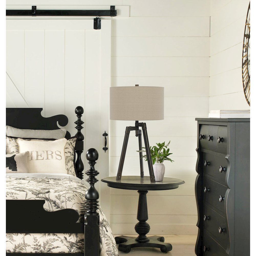 150W Tripod Table Lamp. Picture 2