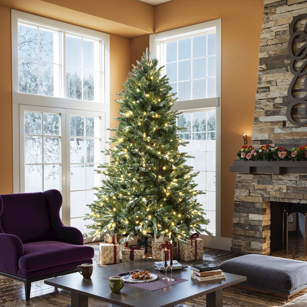 LuxenHome 6Ft Pre-Lit Green Artificial Tree with Frosted Tips. Picture 5