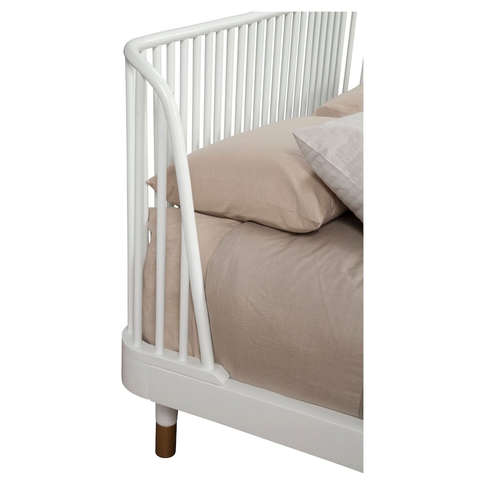 Madelyn Standard King Slat Back Platform Bed. Picture 4