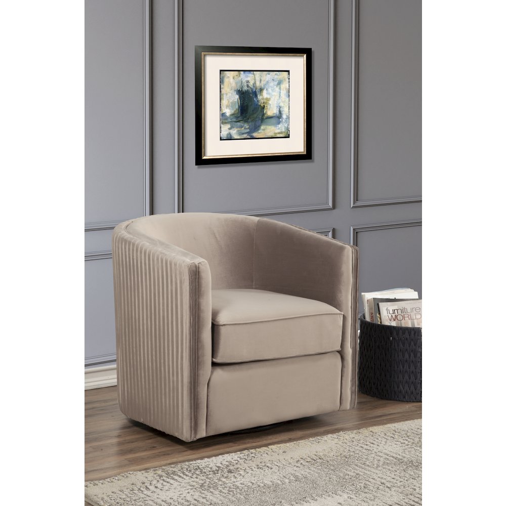 Maison Swivel Chair. Picture 1