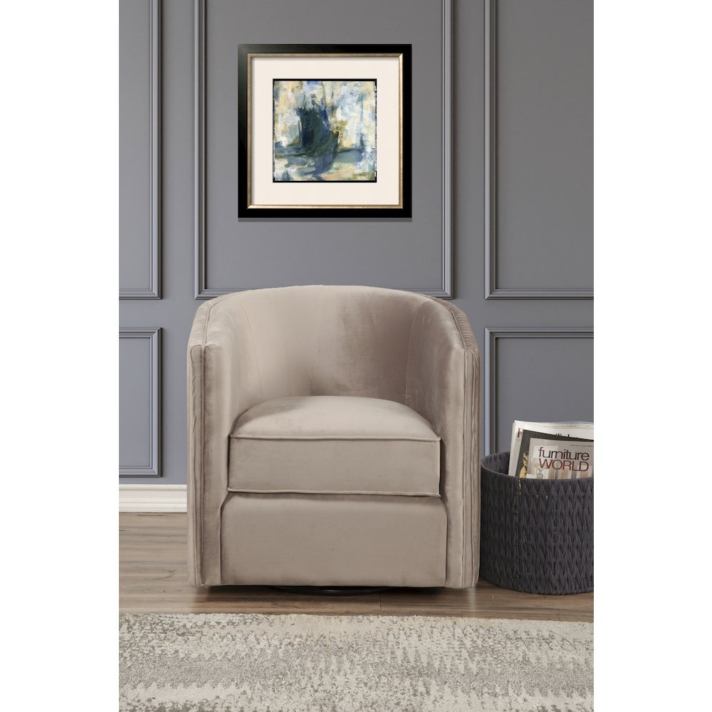 Maison Swivel Chair. Picture 2