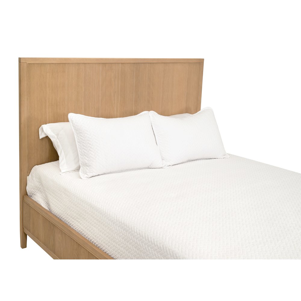 Bronze Bay Transitional Highland Queen Bed. Picture 6