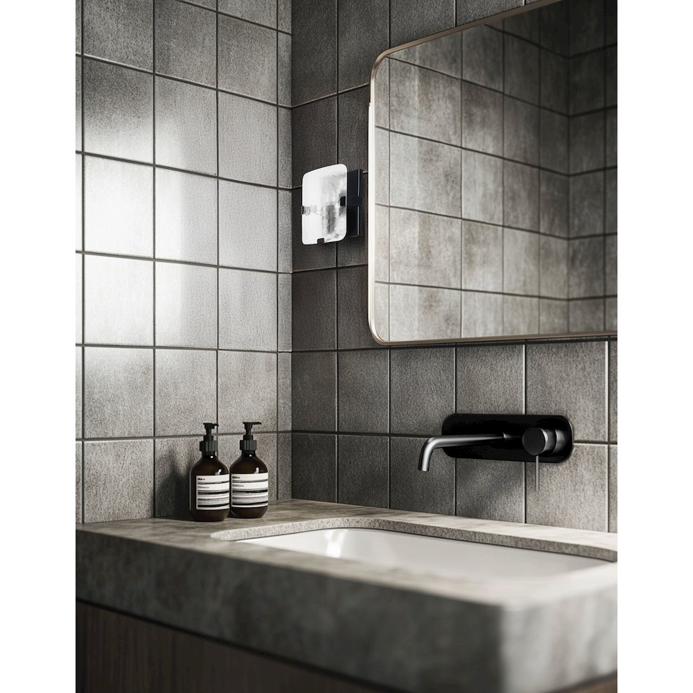 1 Light Wall Sconce in Matte Black w/ Clear Textured Glass. Picture 2