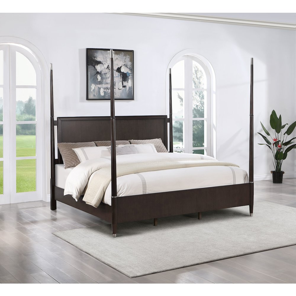 Emberlyn Wood Queen Poster Bed Brown. Picture 9
