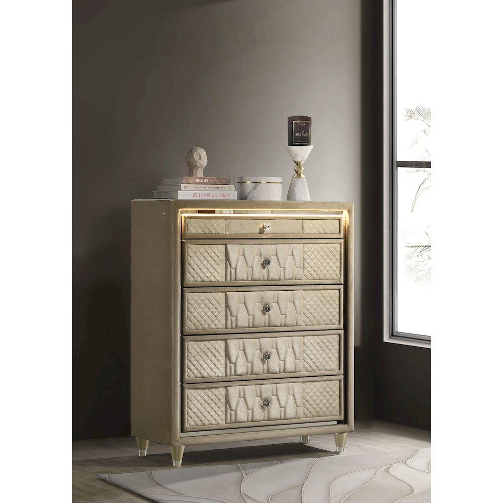 Lorient 5-drawer LED Chest of Drawers Ivory and Camel. Picture 2