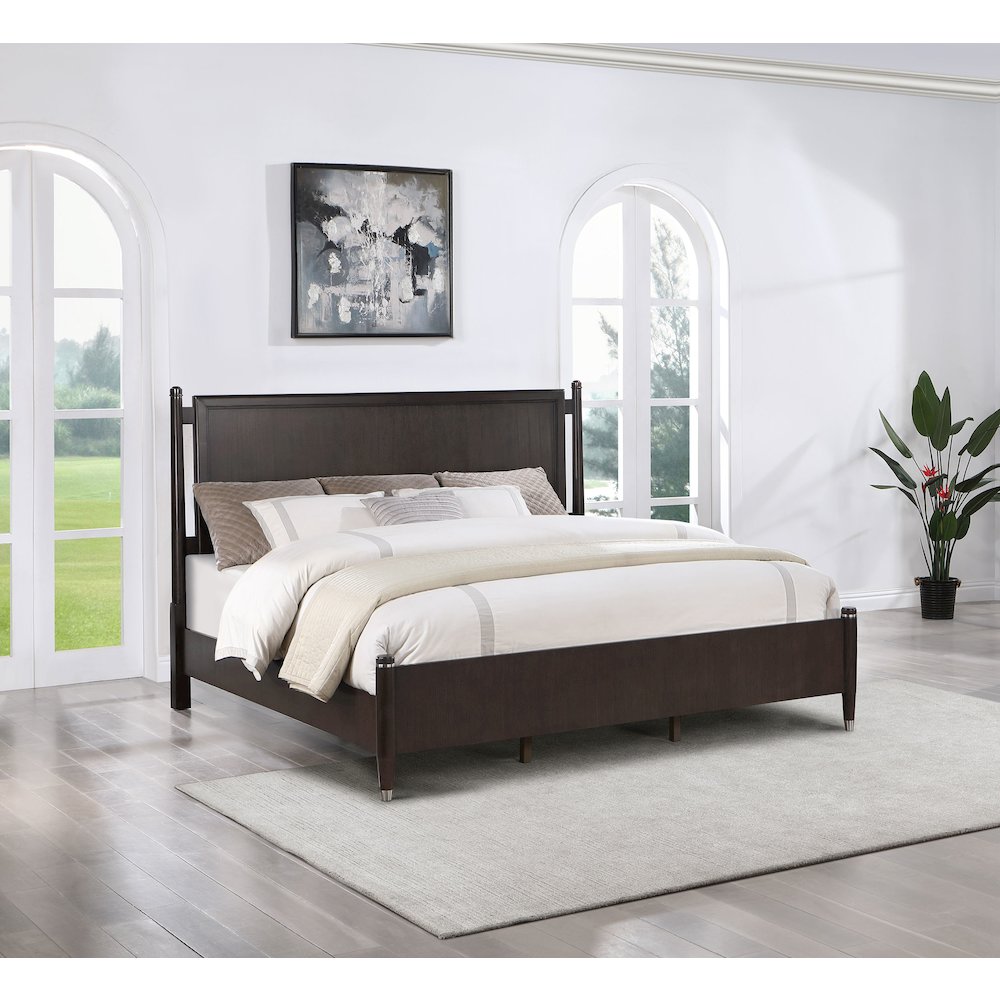 Emberlyn Wood Queen Poster Bed Brown. Picture 10
