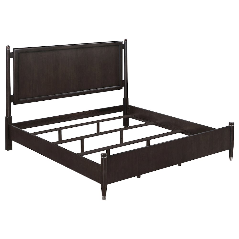 Emberlyn Wood Queen Poster Bed Brown. Picture 4