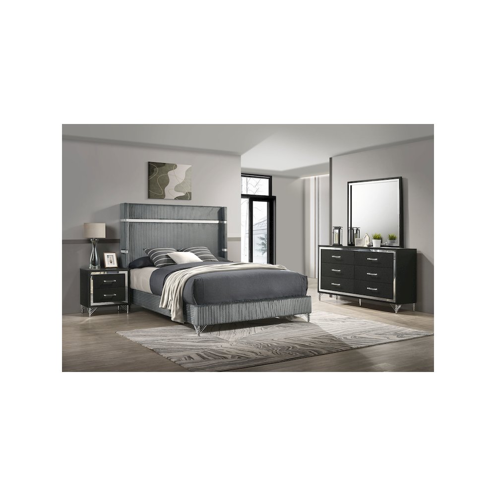 Lucia 4-piece Eastern King Bedroom Set Grey and Black. Picture 12