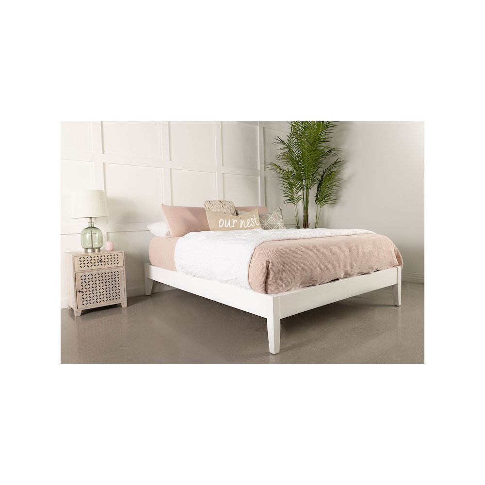 Hounslow Eastern King Universal Platform Bed White. Picture 9