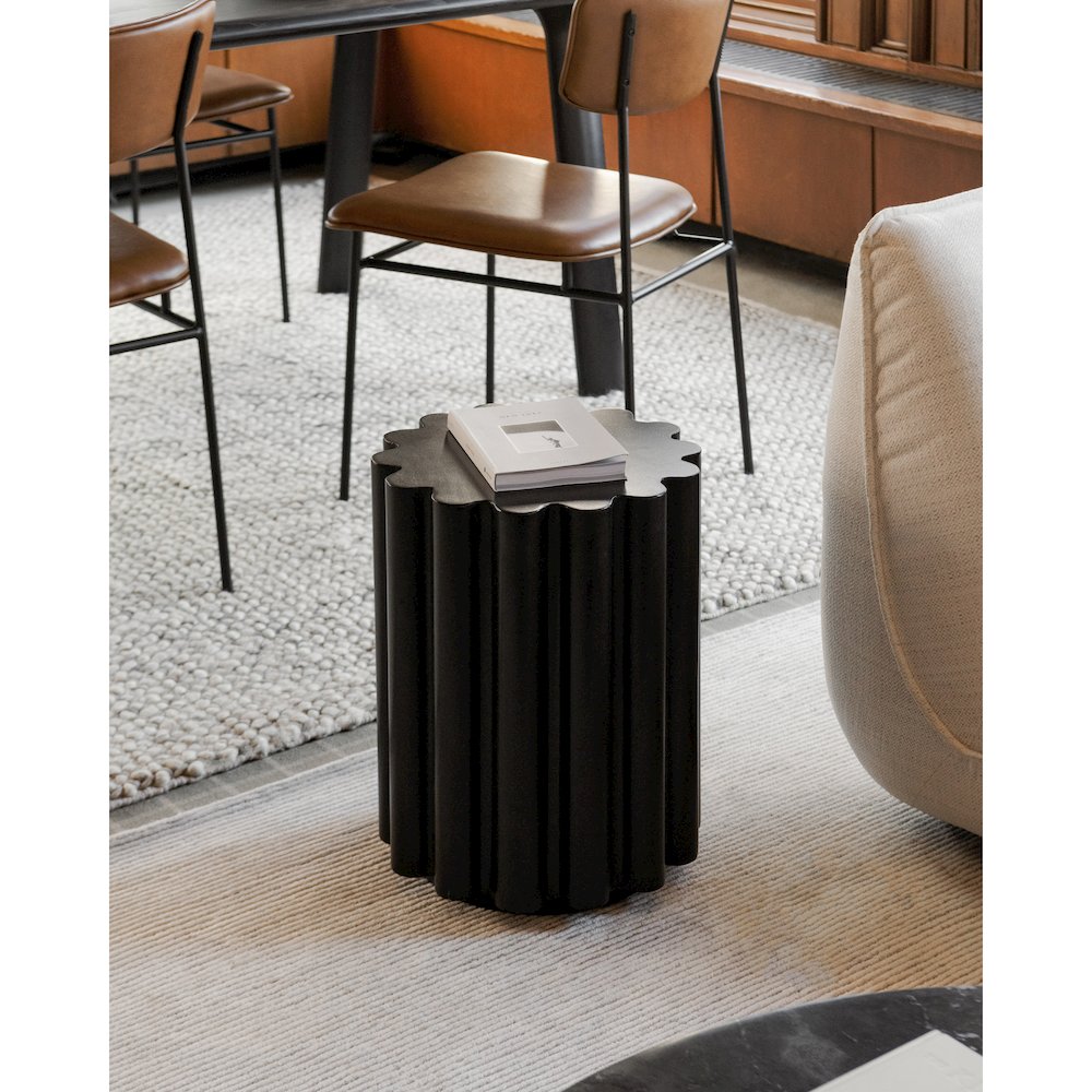 Taffy Accent Table Black. Picture 4