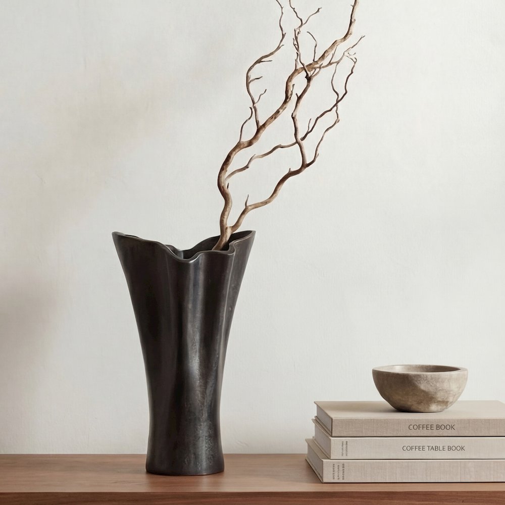 Yeri Cast Aluminum Vase Black. Picture 5