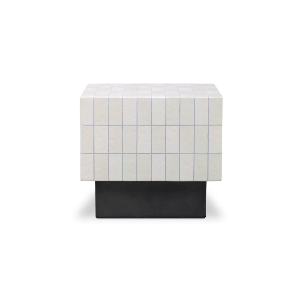 Farren Outdoor Side Table Cream. Picture 3