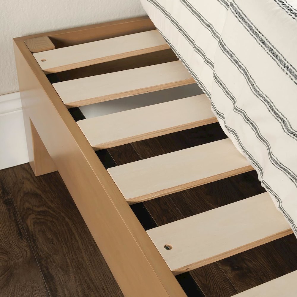 Twin-Size Platform Bed in Solid Wood. Picture 4