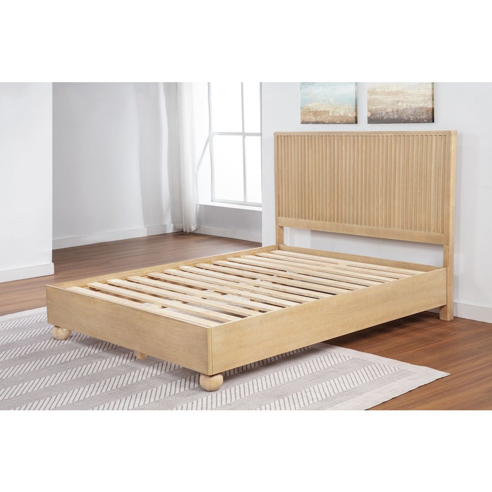 Daplen Scandinavian Modern Queen Bed Frame, Light Oak. Picture 3