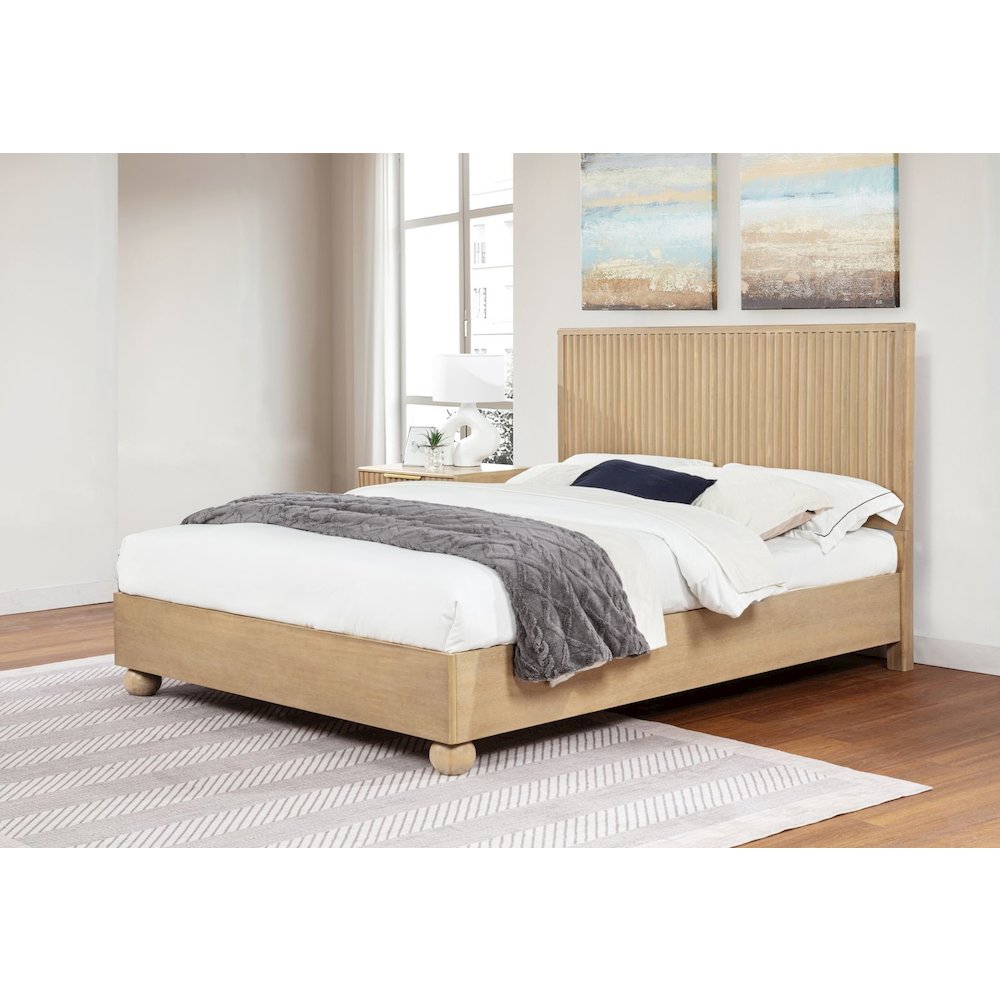Daplen Scandinavian Modern Queen Bed Frame, Light Oak. Picture 2