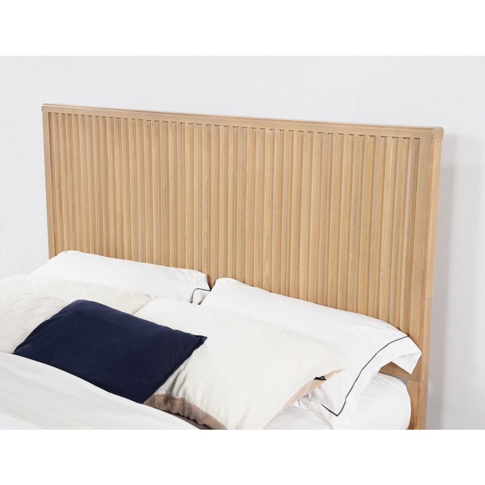 Daplen Scandinavian Modern Queen Bed Frame, Light Oak. Picture 4