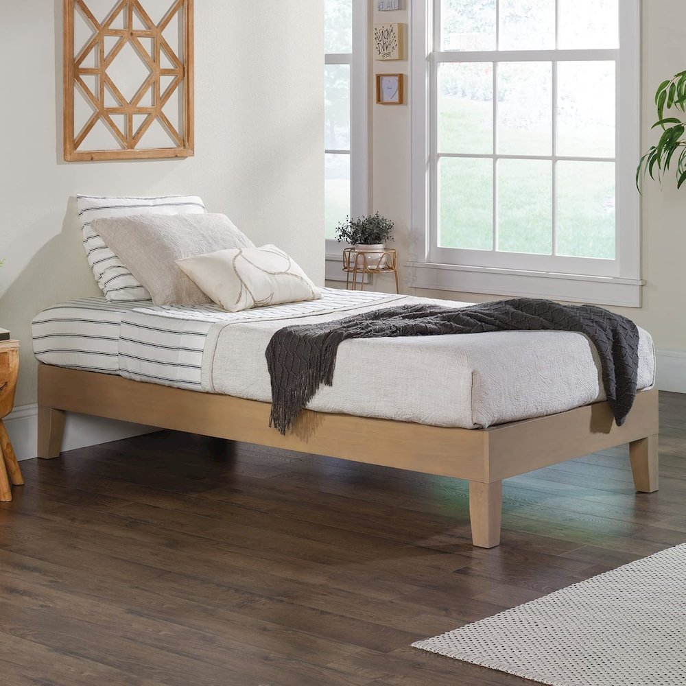 Twin-Size Platform Bed in Solid Wood. Picture 2