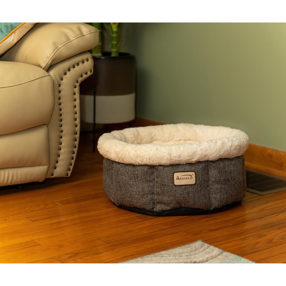 Armarkat Cozy Cat Bed in Beige and Gray C105HHS/MB. Picture 3