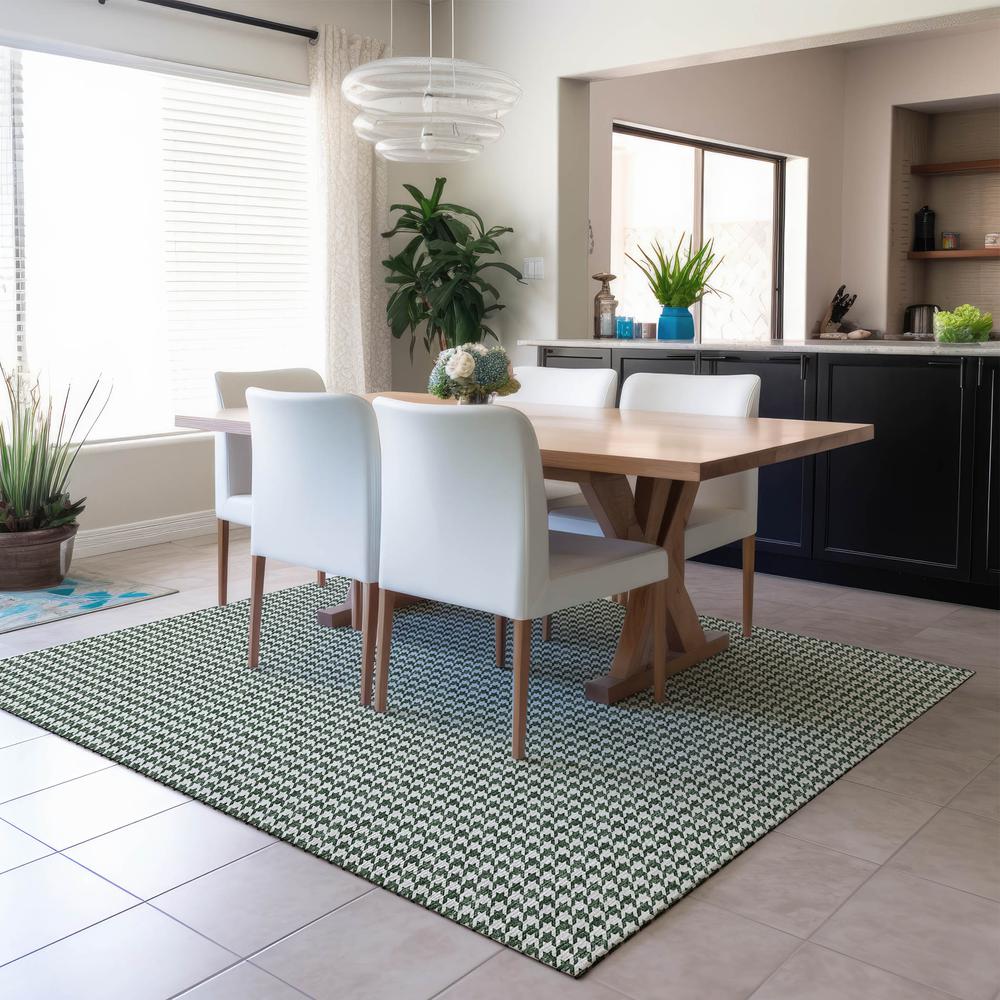 Indoor/Outdoor Hinton HN1 Green Washable 3' x 5' Rug. Picture 7