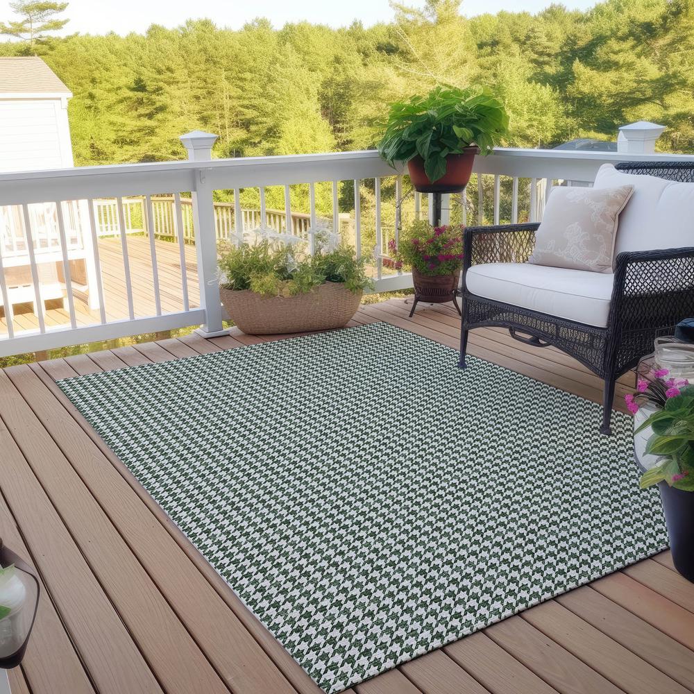 Indoor/Outdoor Hinton HN1 Green Washable 3' x 5' Rug. Picture 8