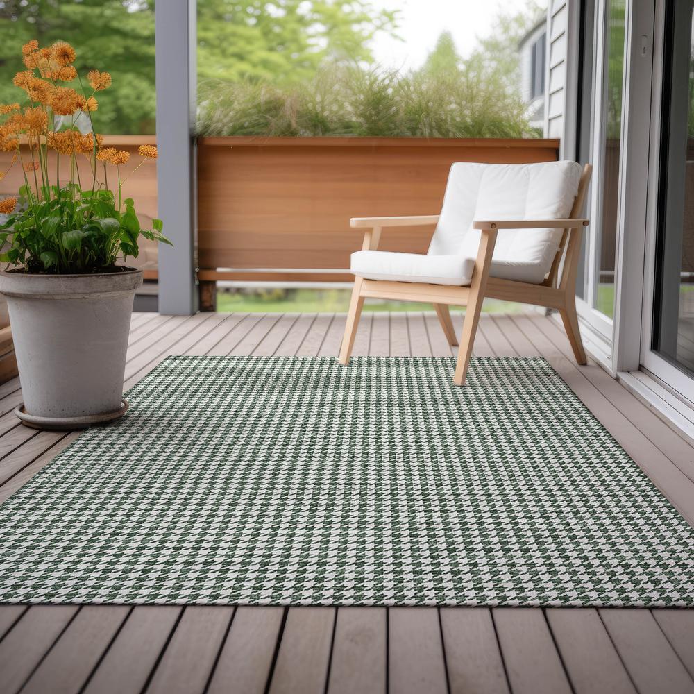 Indoor/Outdoor Hinton HN1 Green Washable 3' x 5' Rug. Picture 9