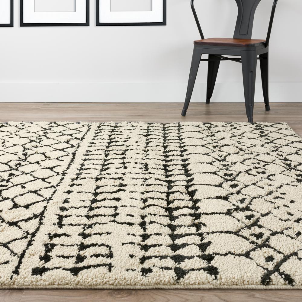 Marquee MQ2 Ivory/Midnight 1'8" x 2'6" Rug. Picture 9