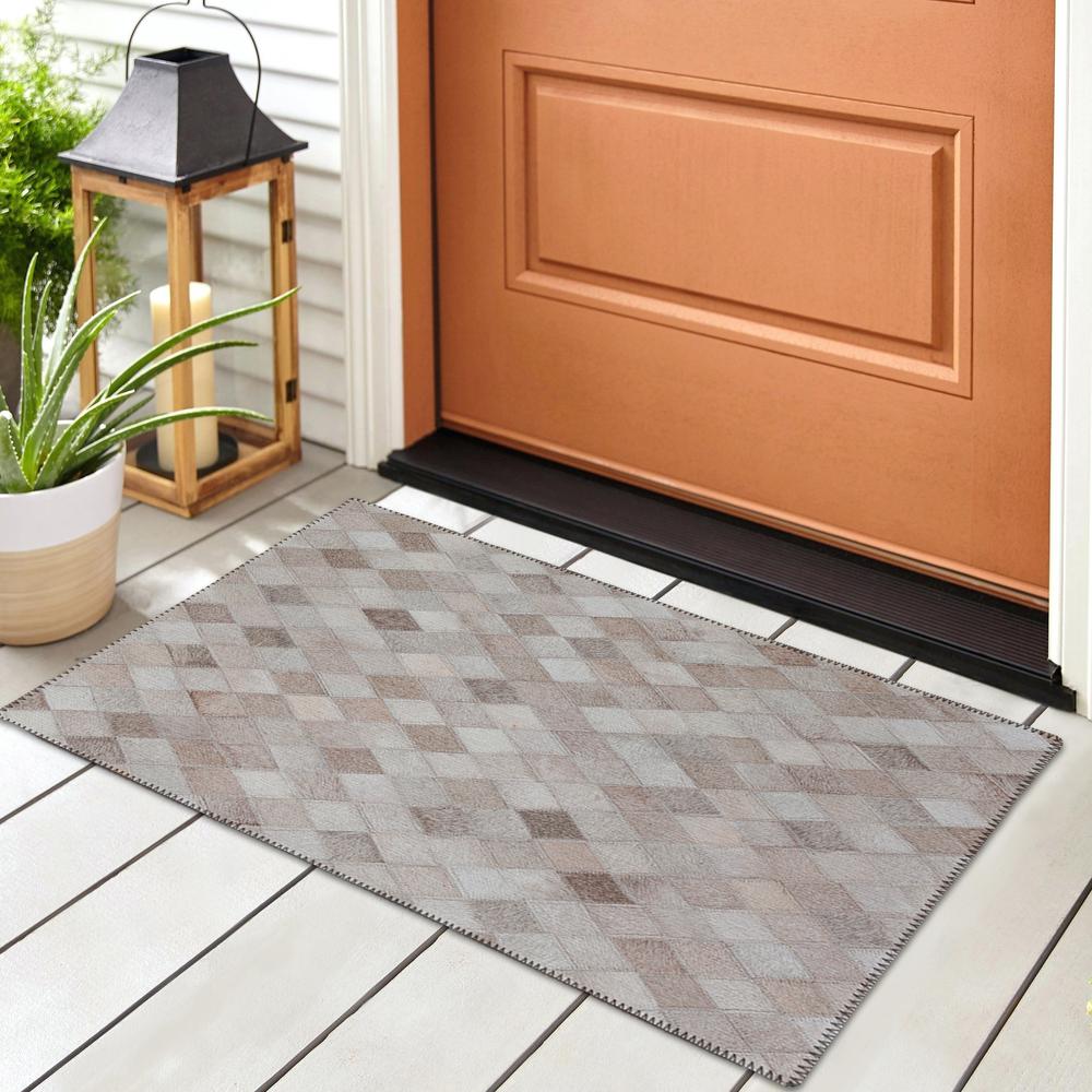 Laredo Gray Animal Patchwork 1'8" x 2'6" Accent Rug Gray ALR36. Picture 1