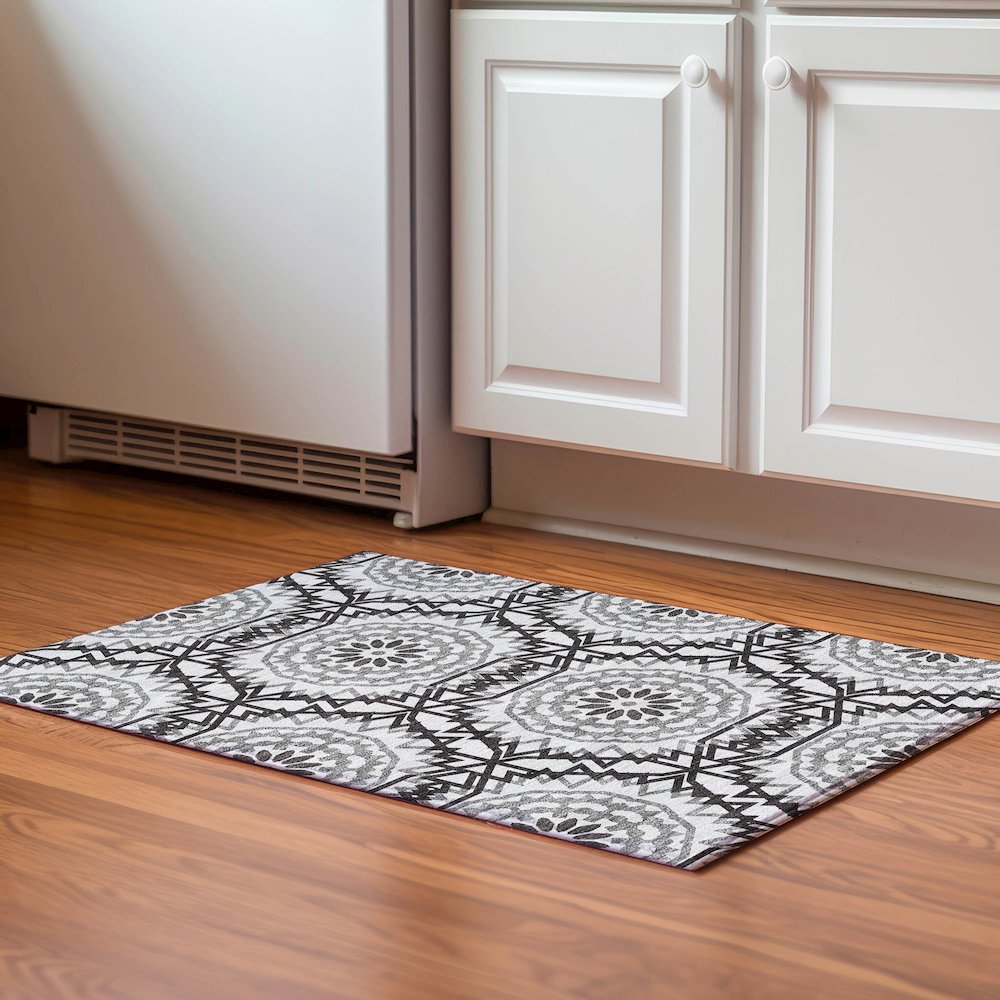 Premium Machine Washable Mayfield  White 1'8" x 2'6" Rug. Picture 5