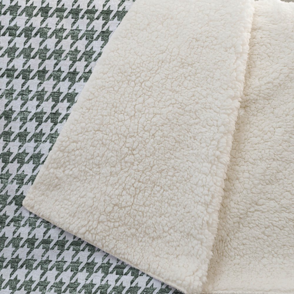 Premium Machine Washable ASB137 Green 50" x 70" Sherpa Throw Blanket. Picture 2