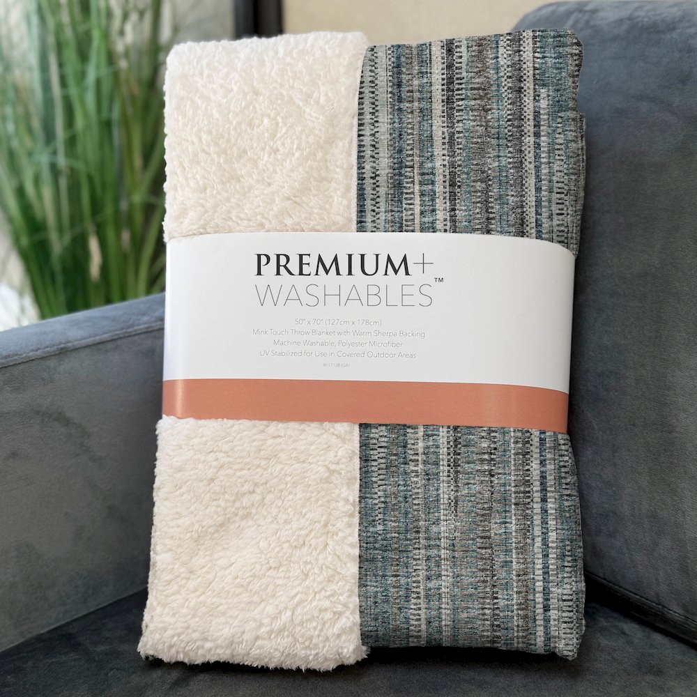 Premium Machine Washable ASB31 Peacock 50" x 70" Sherpa Throw Blanket. Picture 3
