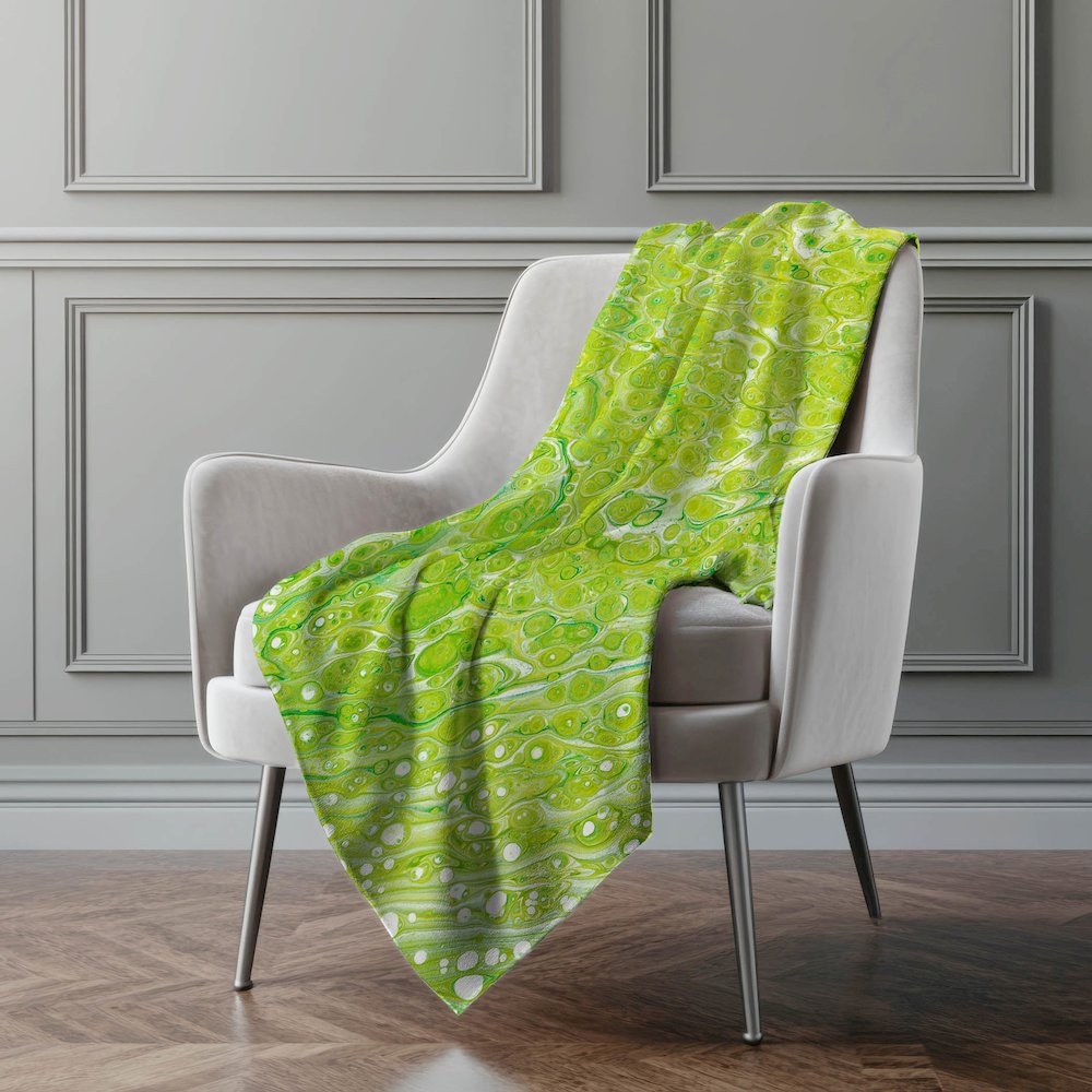 Premium Machine Washable ASB50 Clover 50" x 70" Sherpa Throw Blanket. Picture 5