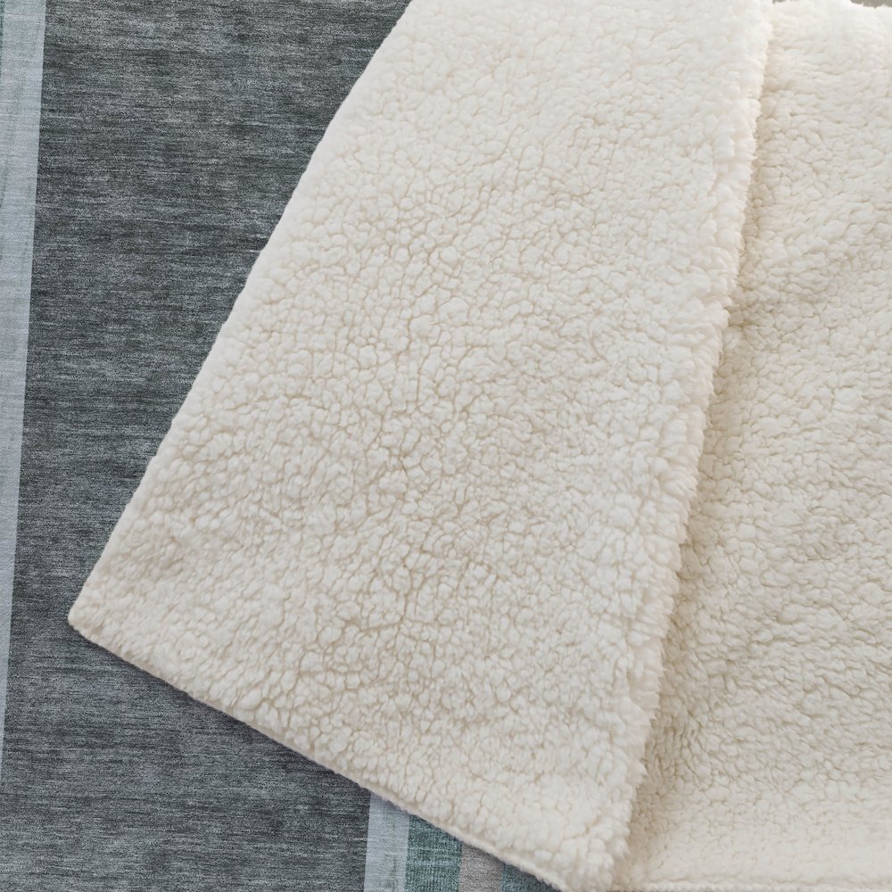 Premium Machine Washable ASB532 Emerald 50" x 70" Sherpa Throw Blanket. Picture 2