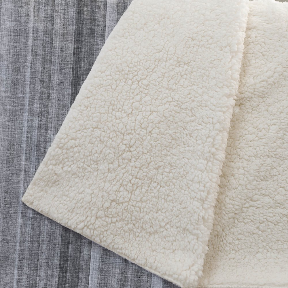 Premium Machine Washable ASB543 Gray 50" x 70" Sherpa Throw Blanket. Picture 2