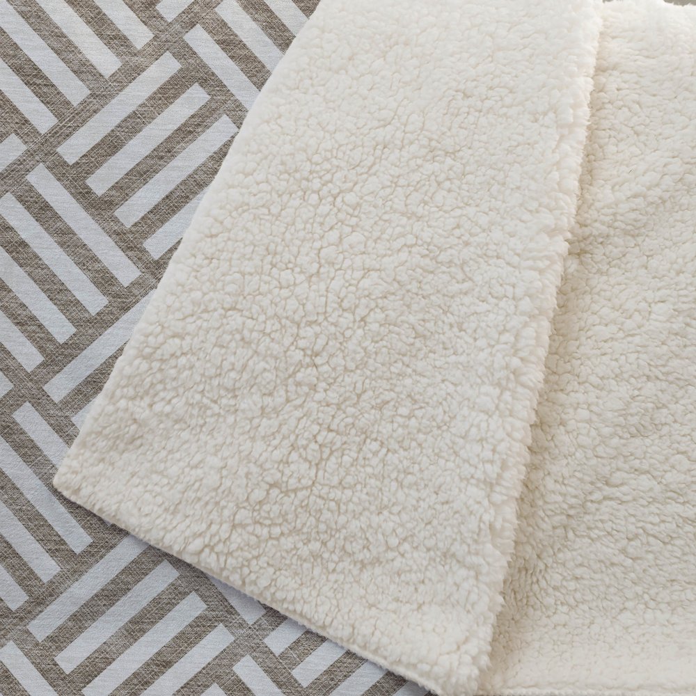 Premium Machine Washable ASB620 Brown 50" x 70" Sherpa Throw Blanket. Picture 2
