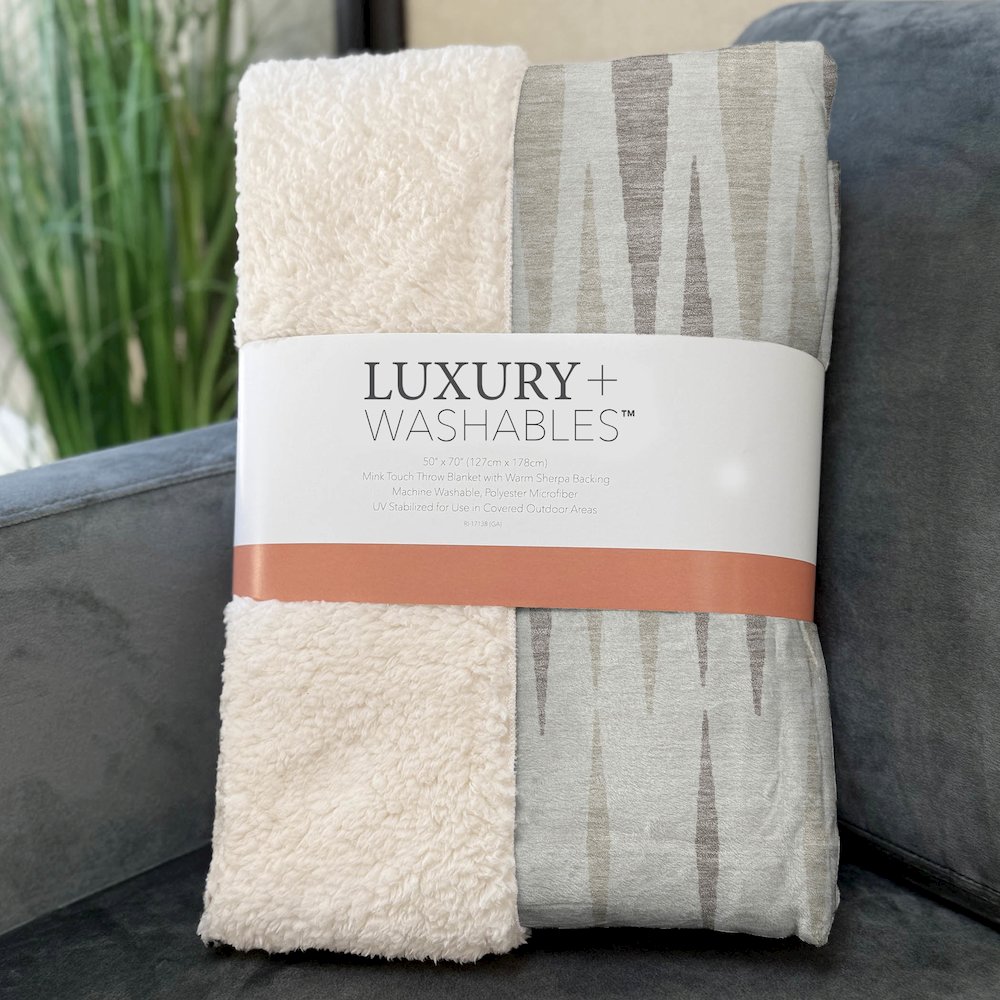 Premium Machine Washable ASB881 Ivory 50" x 70" Sherpa Throw Blanket. Picture 3