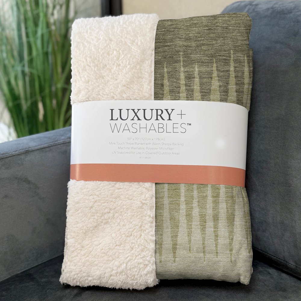 Premium Machine Washable ASB886 Green 50" x 70" Sherpa Throw Blanket. Picture 3