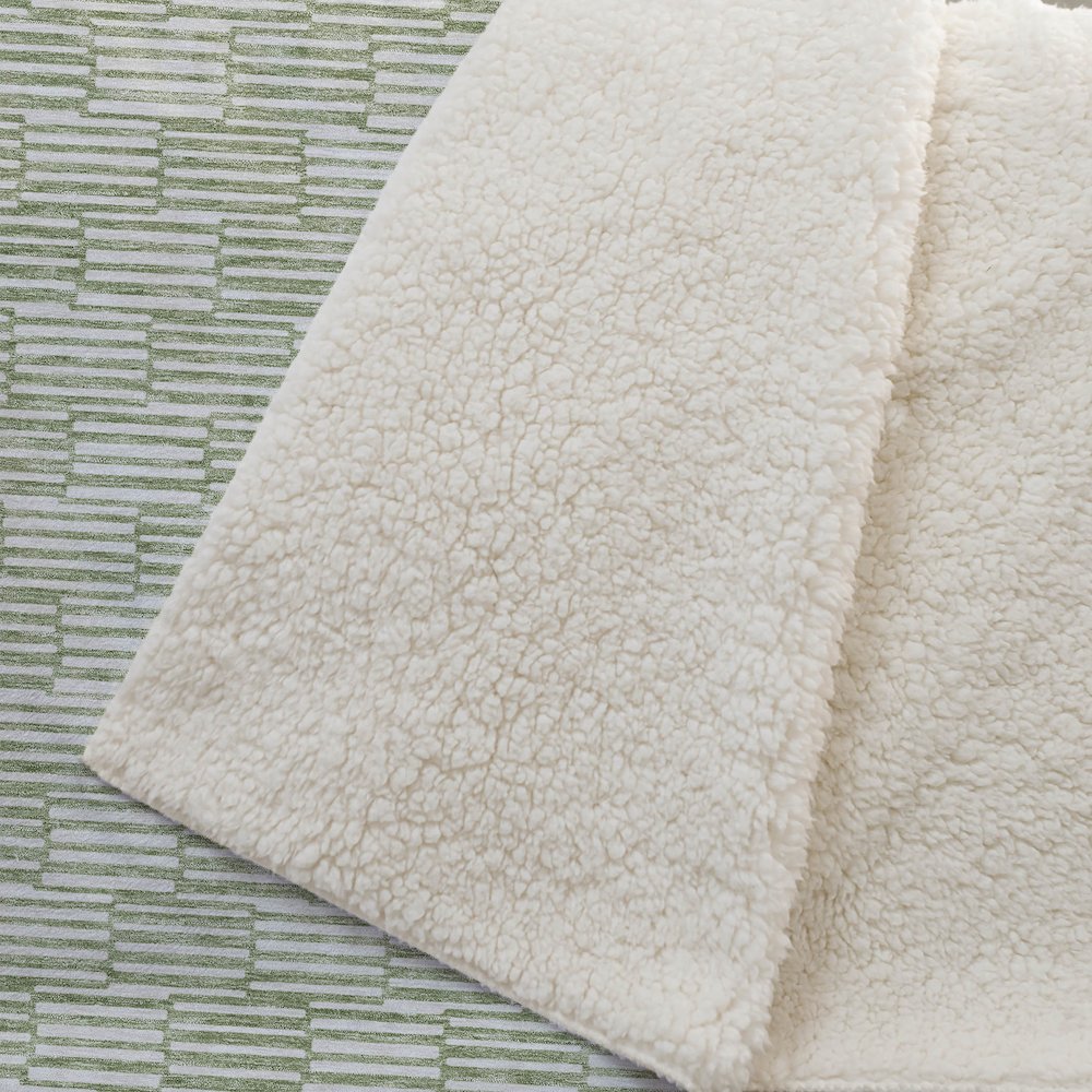 Premium Machine Washable ASB918 Green 50" x 70" Sherpa Throw Blanket. Picture 2