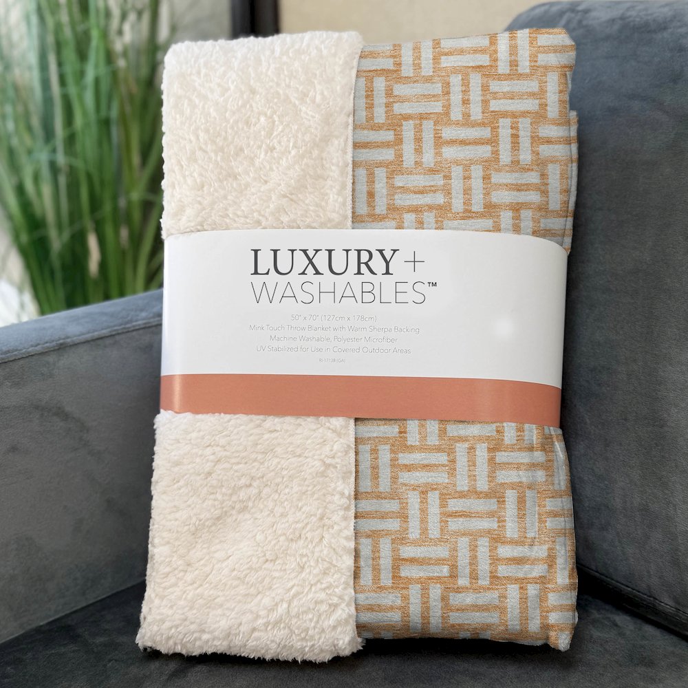 Premium Machine Washable ASB925 Peach 50" x 70" Sherpa Throw Blanket. Picture 3