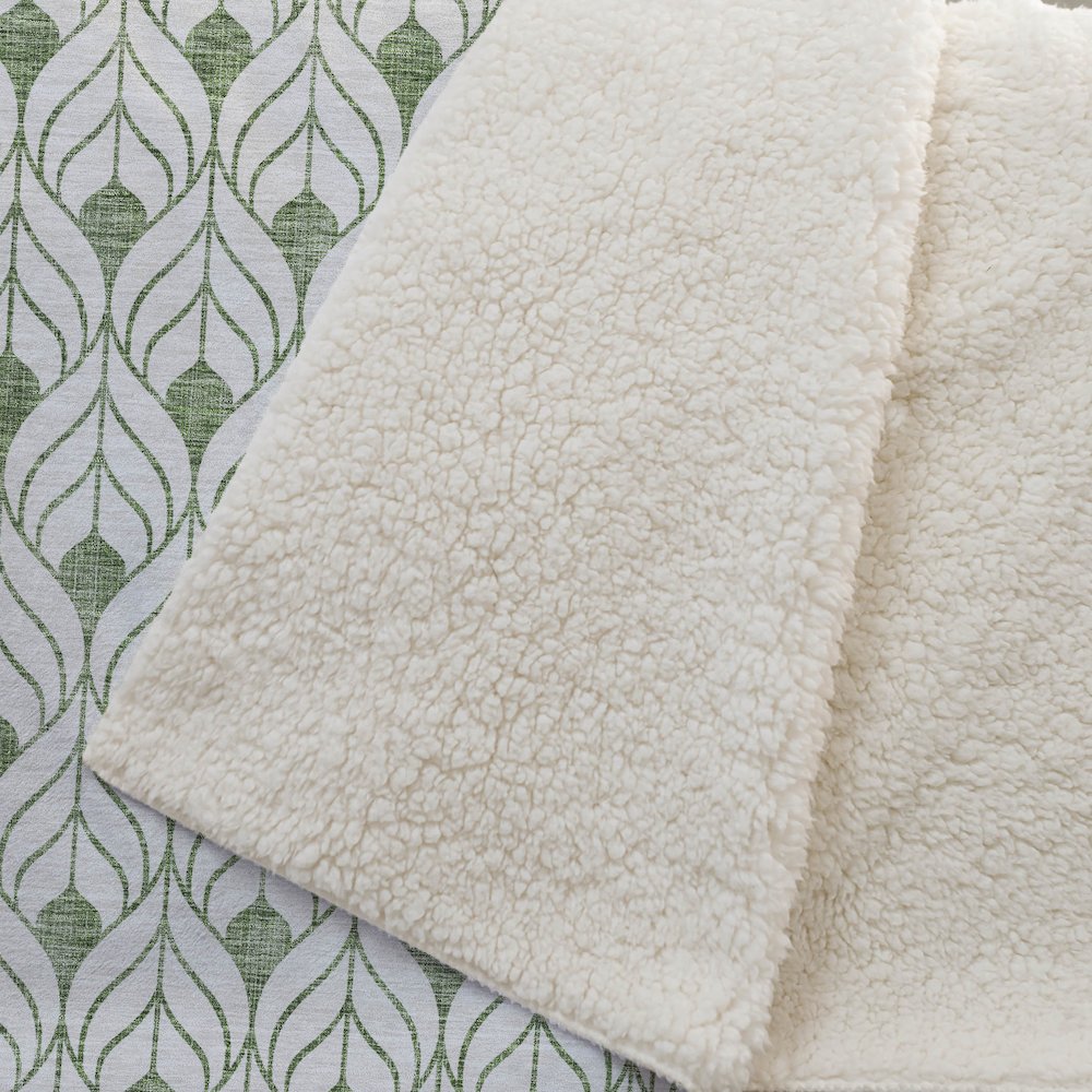 Premium Machine Washable ASB927 Green 50" x 70" Sherpa Throw Blanket. Picture 2