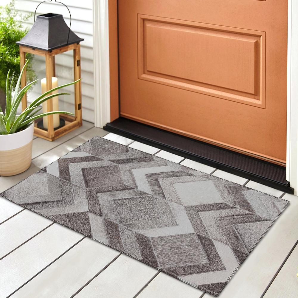 Laredo Gray Animal Patchwork 1'8" x 2'6" Accent Rug Gray ALR35. Picture 1