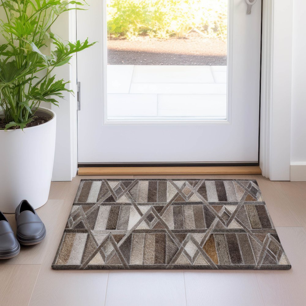 Luxury Washable Indoor/Outdoor Bozeman Gray 1'8" x 2'6" Rug. Picture 5