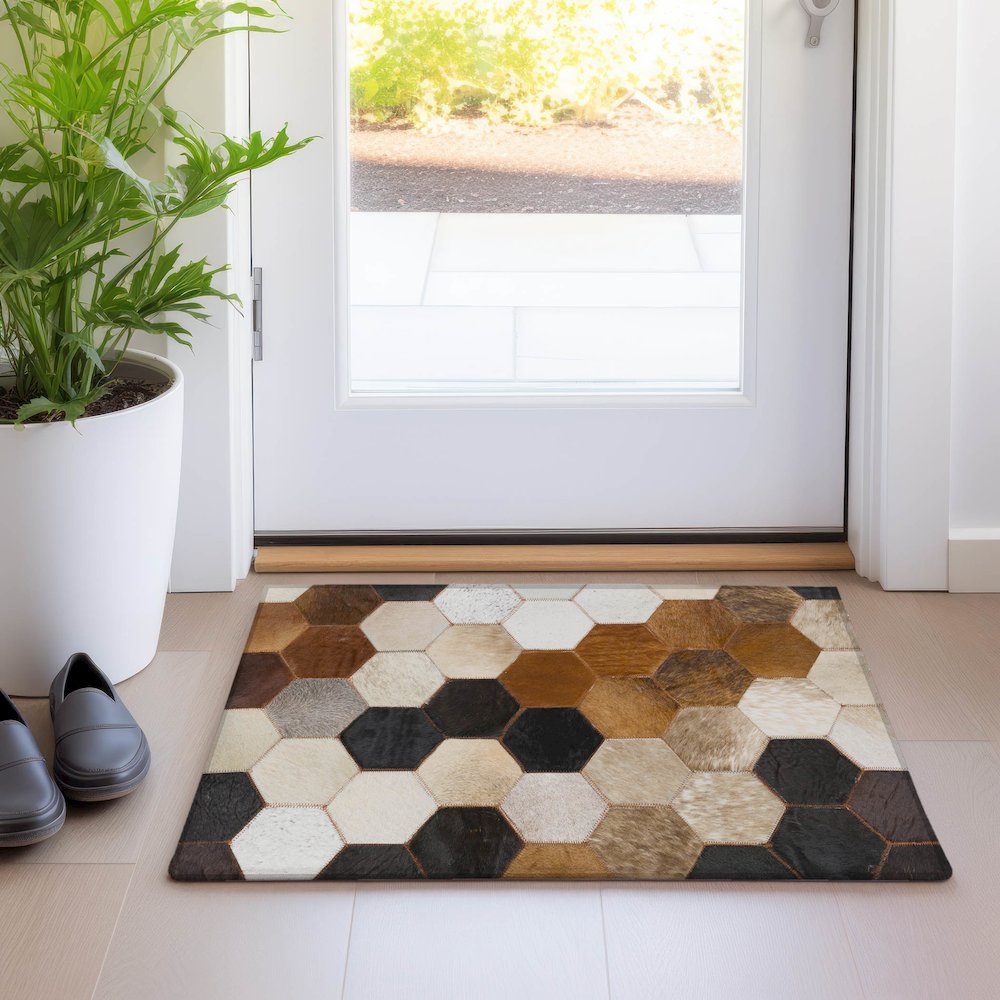 Luxury Washable Indoor/Outdoor Bozeman Dune 1'8" x 2'6" Rug. Picture 5