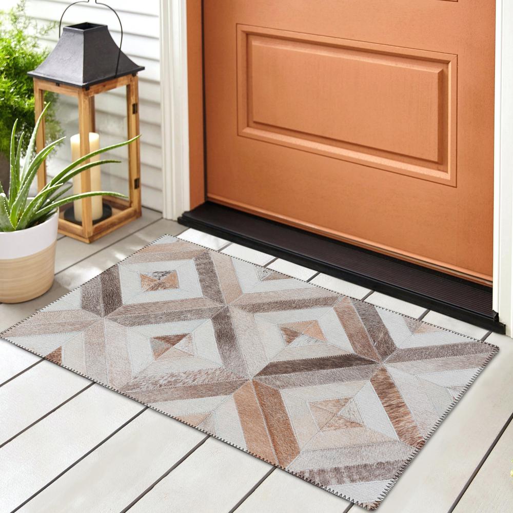 Laredo Gray Animal Patchwork 1'8" x 2'6" Accent Rug Gray ALR37. Picture 1