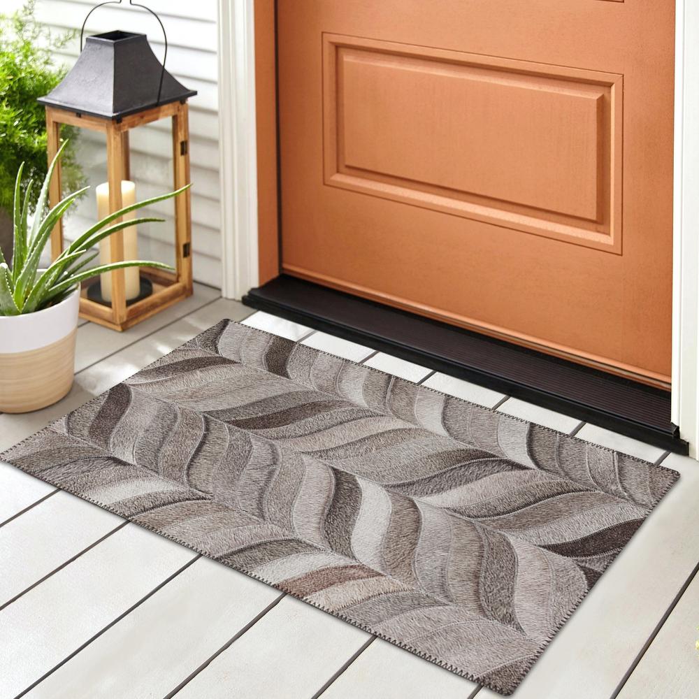 Laredo Gray Animal Patchwork 1'8" x 2'6" Accent Rug Gray ALR41. Picture 1