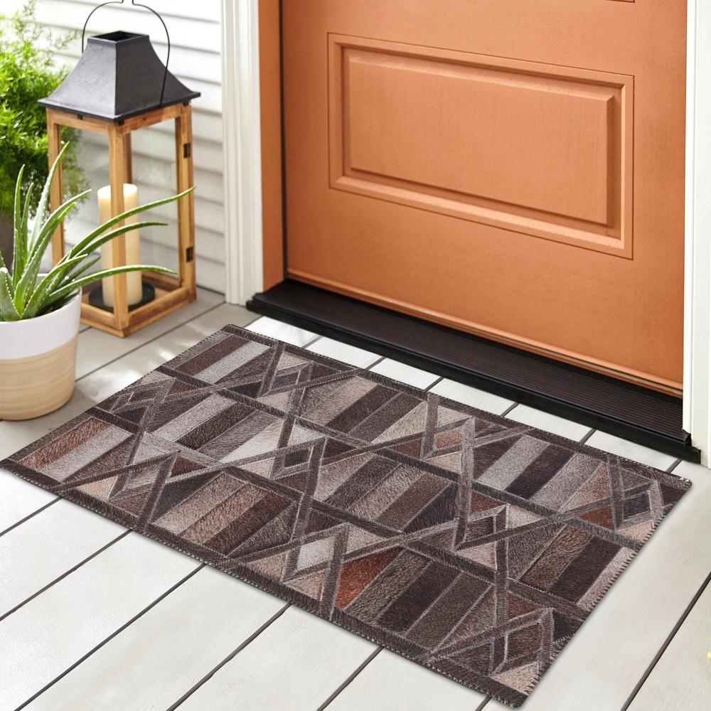 Laredo Gray Animal Patchwork 1'8" x 2'6" Accent Rug Gray ALR34. Picture 1