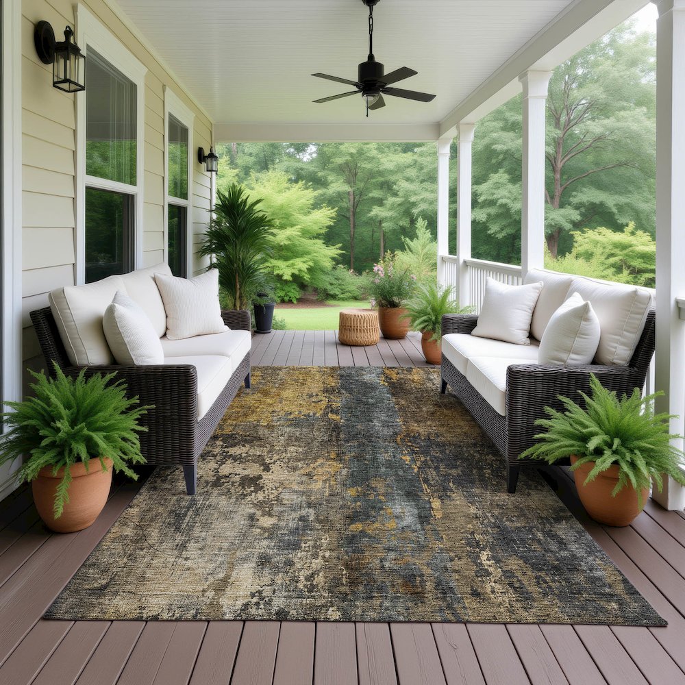 Indoor/Outdoor Nouveau Gray 2'6" x 3'10" Rug. Picture 6