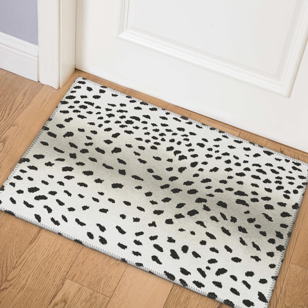 Safari Pearl Animal Animal Print 1'8" x 2'6" Accent Rug Pearl ASF33. Picture 1
