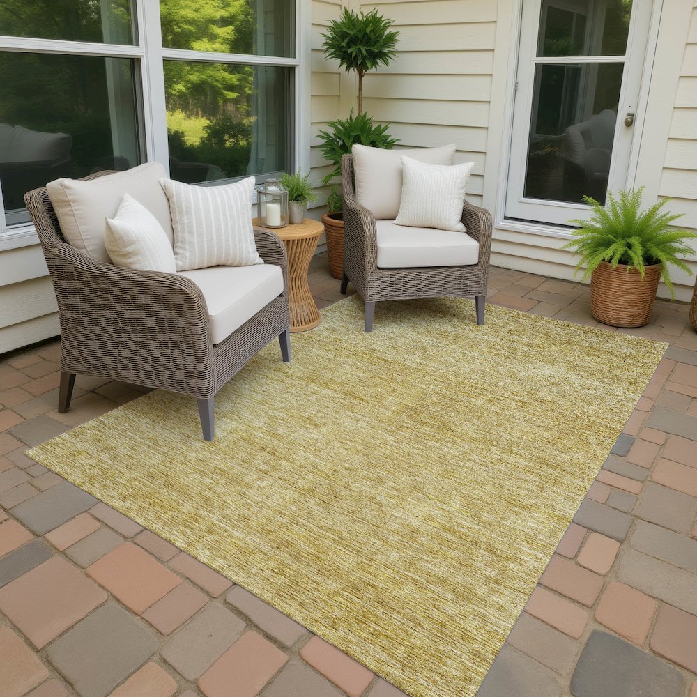 Luxury Washable Indoor/Outdoor Soft Essentials SE1 Gold 1'8" x 2'6" Rug. Picture 6