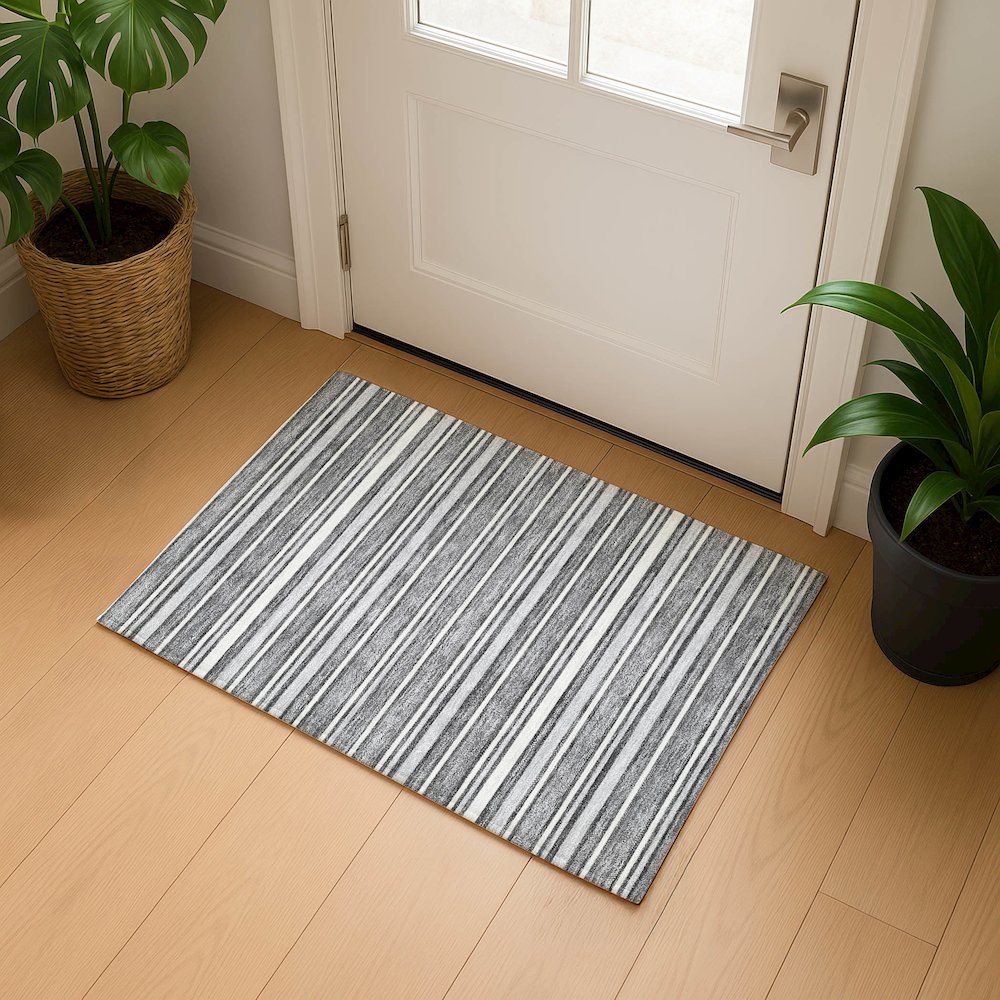 Luxury Washable Indoor/Outdoor Soft Essentials SE2 Gray 1'8" x 2'6" Rug. Picture 5
