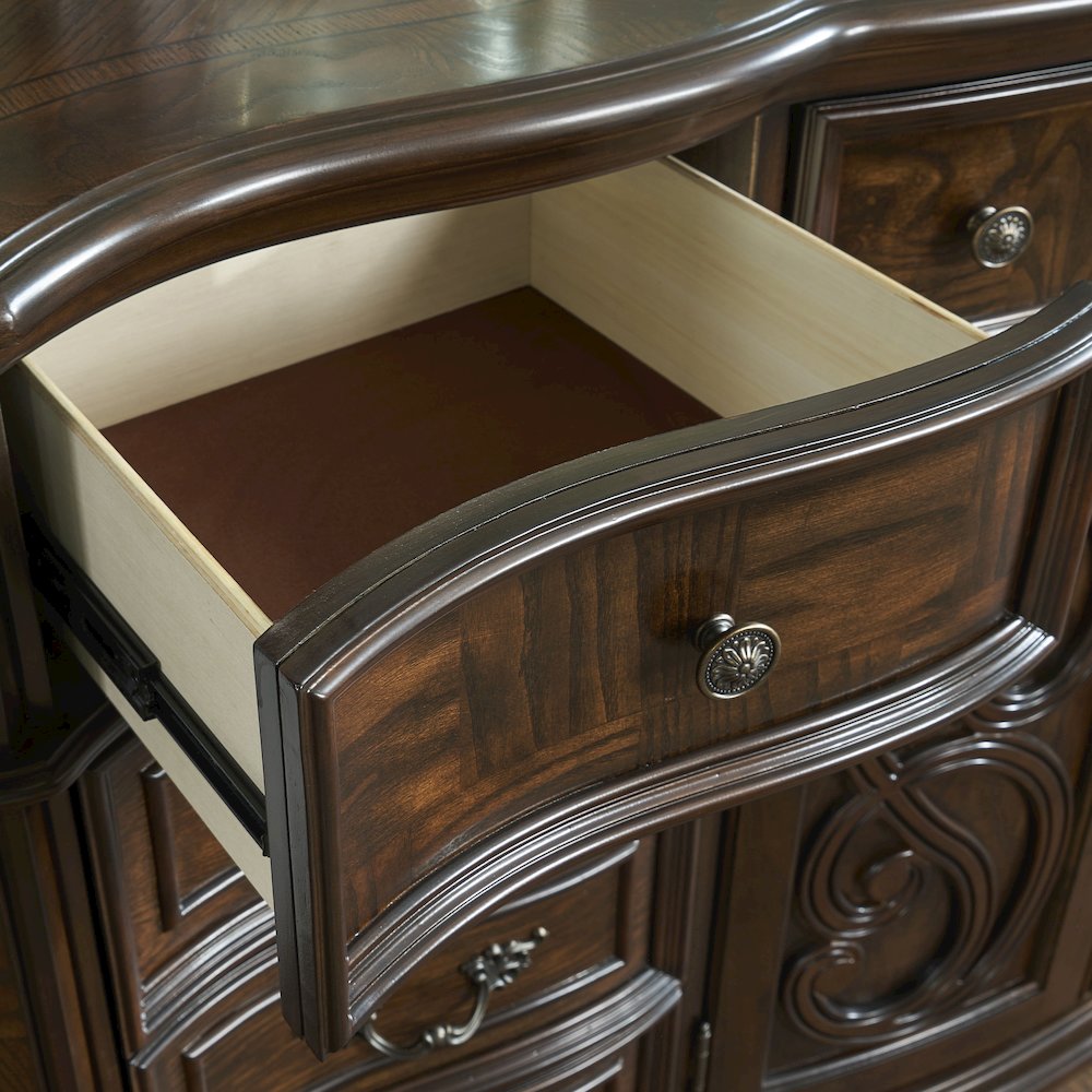 Royale Dresser and Mirror. Picture 9